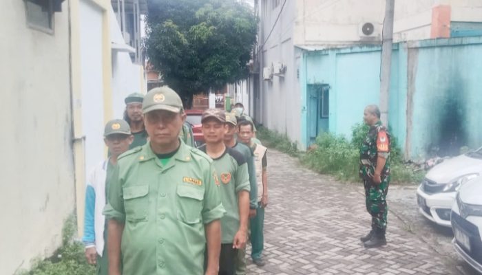 Koramil 2303/Pulomerak Perkuat Ketahanan Wilayah : Latih Linmas hingga Edukasi Pelajar Soal Disiplin dan Kebangsaan