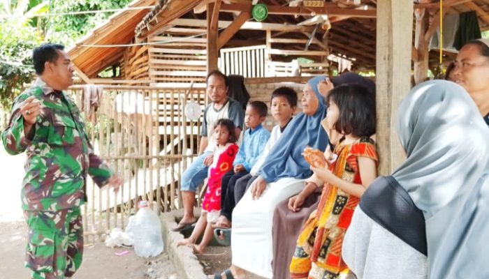 Babinsa Koramil 2305/Cinangka Gencarkan Komsos untuk Jaga Keamanan dan Kebersihan Lingkungan