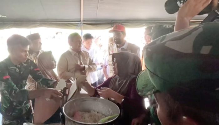 Tinjau Dapur Pengungsian, Presiden Prabowo Cicipi Masakan Ikan Tongkol untuk Pastikan Gizi Pengungsi