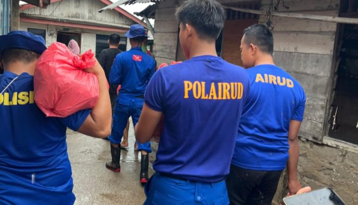 Banjir Rob Rendam Kampung Tanjung, Polres Bangka Barat Gerak Cepat Salurkan Bantuan Darurat
