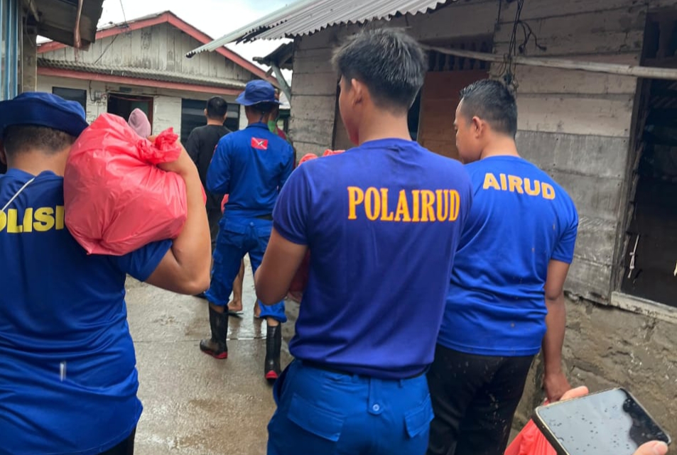Banjir Rob Rendam Kampung Tanjung, Polres Bangka Barat Gerak Cepat Salurkan Bantuan Darurat