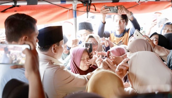 Tinjau Posko Pengungsian di Takengon, Prabowo Pastikan Warga Tidak Sendiri