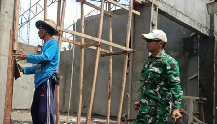 Babinsa Koramil 2301/Cilegon Gotong Royong Bangun Gedung KMP dan Koperasi Merah Putih