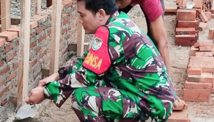 Babinsa Koramil 2305/Cinangka Bangun Solidaritas Lewat Karya Bakti Bedah Rumah Warga