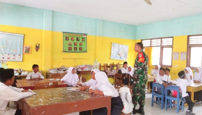 Babinsa Koramil 2307/Ciwandan Tanamkan Nilai Bela Negara kepada Pelajar