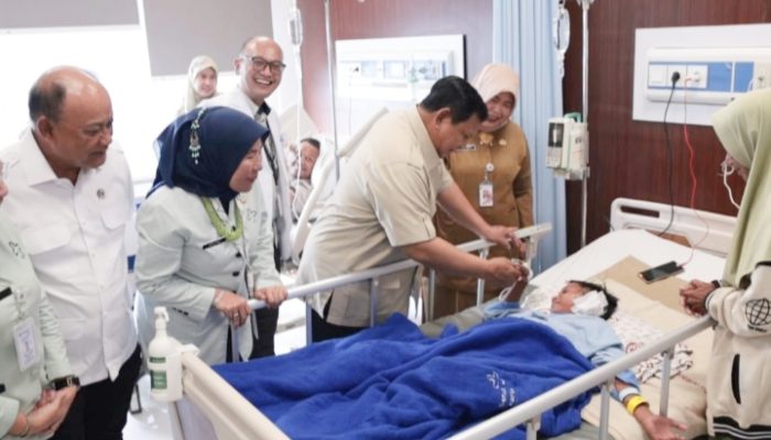 Prabowo Beri Semangat ke Pasien Korban Tabrakan Mobil SPPG: Lekas Sembuh, Rajin Belajar