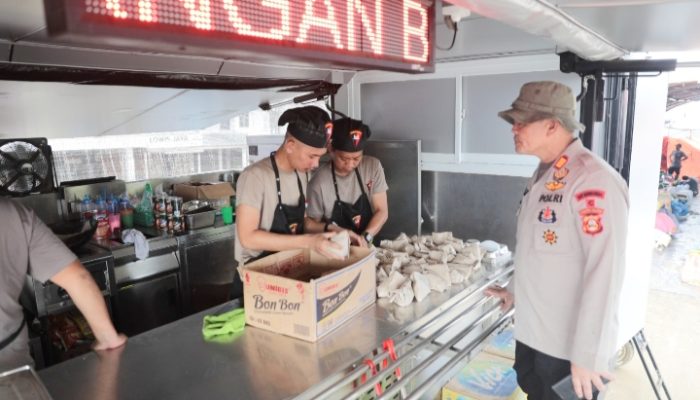 Tak Pernah Tolak yang Datang, Dapur Umum Brimob Menyokong Hari-Hari Pengungsi Aceh Tamiang