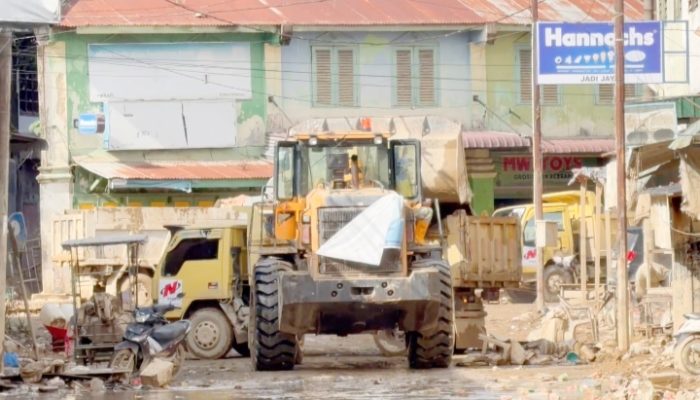 Alat Berat Terus Bekerja Bersihkan Jalanan Aceh Tamiang dari Sisa Bencana, Kehidupan Berangsur Pulih