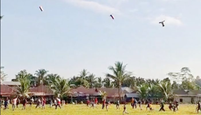 Keseruan Warga Menyambut Helibox, Bantuan Udara Hadirkan Suka Cita di Simpang Jernih