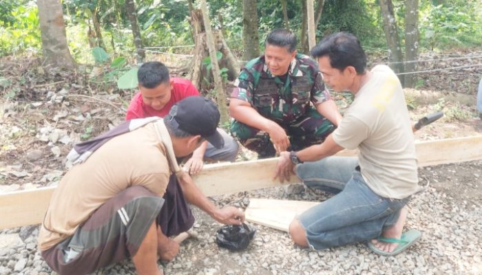 Babinsa Koramil 2306/Mancak Gelar Karya Bakti, TNI–Warga Bersinergi Bangun dan Bersihkan Jalan Desa