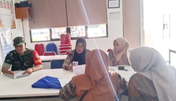 Babinsa Koramil 2303/Pulomerak Tingkatkan Kepedulian Wilayah Lewat Komsos Bahas Kerawanan Bencana dan Kamtibmas