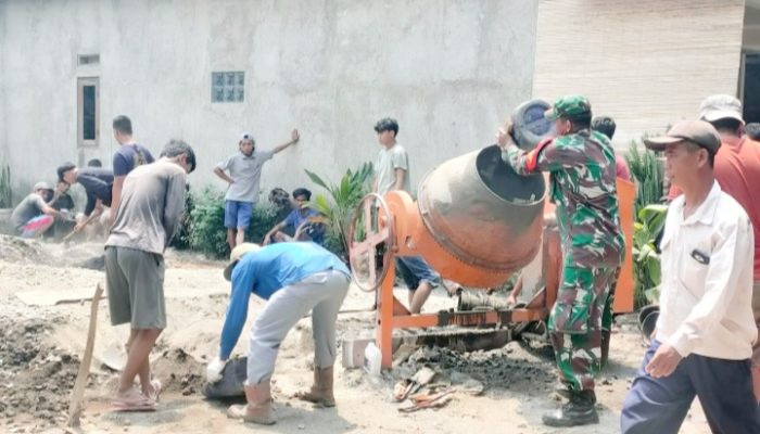 Babinsa Koramil 2302/Bojonegara Gelar Karya Bakti, Babinsa Bersama Warga Bangun Infrastruktur Lingkungan