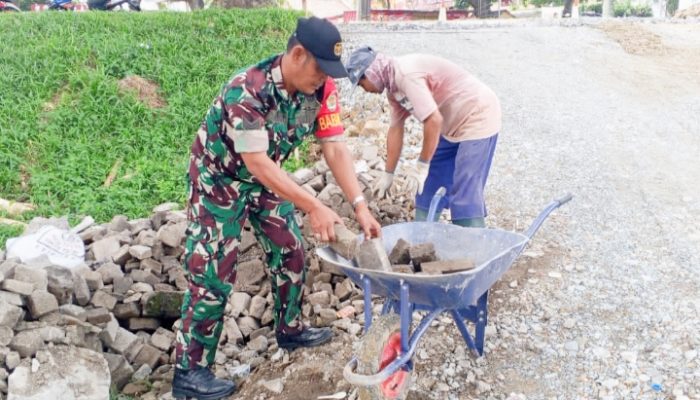 Babinsa Koramil 2303/Pulomerak Gotong Royong Bersama Warga Bangun Infrastruktur Lingkungan