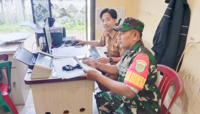 Babinsa Koramil 2305/Cinangka Aktif Lakukan Pendataan Kependudukan di Wilayah Binaan