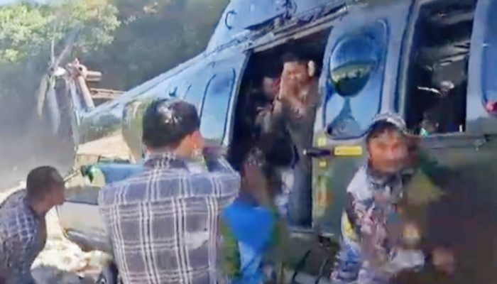 Haru TNI Awak Heli Pengantar Logistik saat Diberi Sepikul Durian dari Warga Terisolasi Gayo Lues