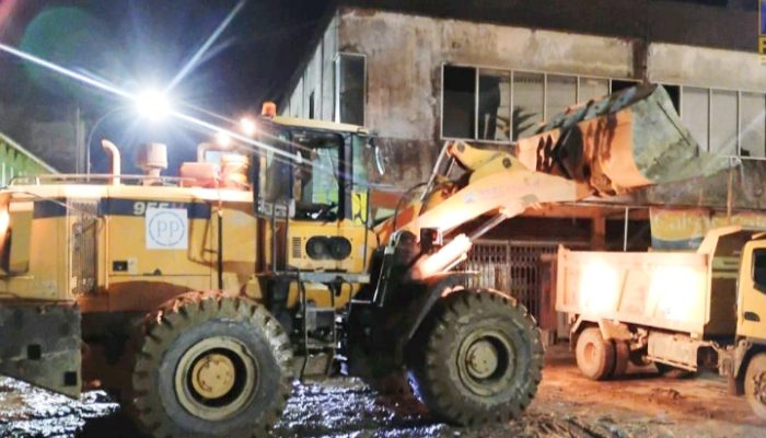 Bersihkan Jalan di Aceh Tamiang, Alat Berat Bekerja hingga Tengah Malam