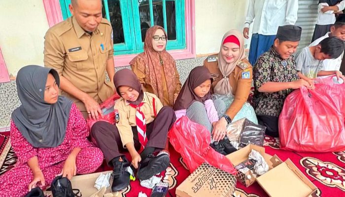 Wabup Debby Bagikan Perlengkapan Sekolah untuk Anak Yatim Piatu di Sidoharjo