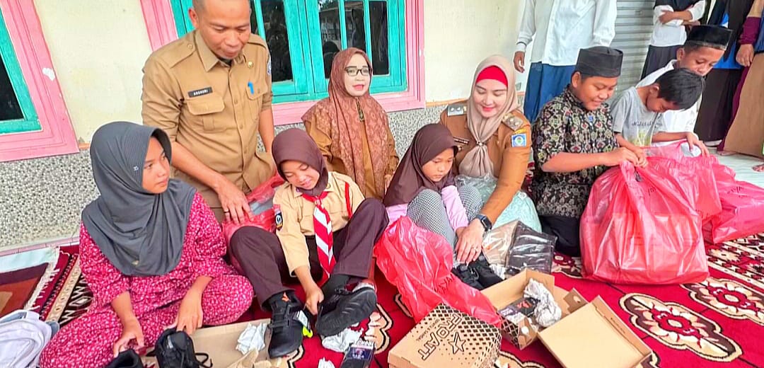 Wabup Debby Bagikan Perlengkapan Sekolah untuk Anak Yatim Piatu di Sidoharjo