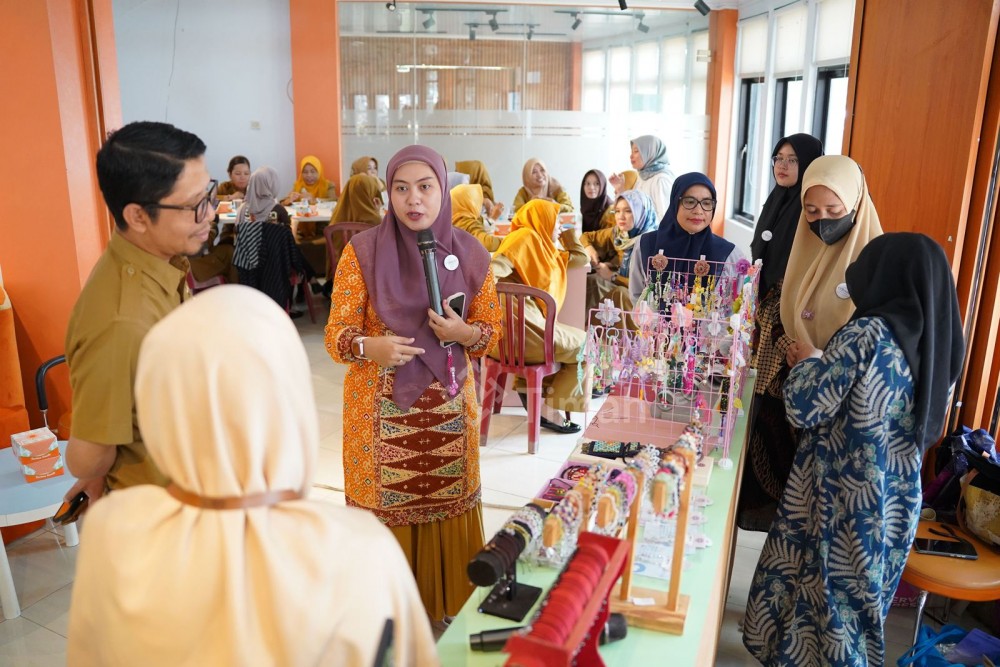 Puluhan Guru SD-SMP di Pangkalpinang Ikuti Pelatihan Kreatif Meronce Bersama PT Timah