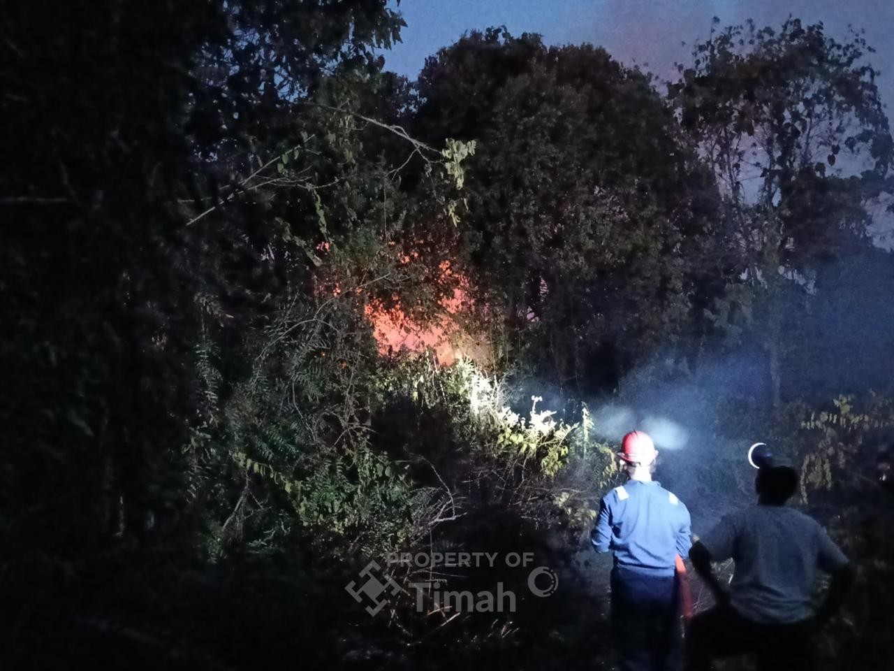 Kebakaran Lahan di Kundur Barat, Tim Damkar PT Timah Gercep Bantu Warga Jinakkan Api