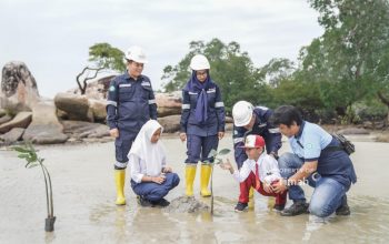 PT Timah Libatkan Siswa Tanam Mangrove di Pesisir Bangka