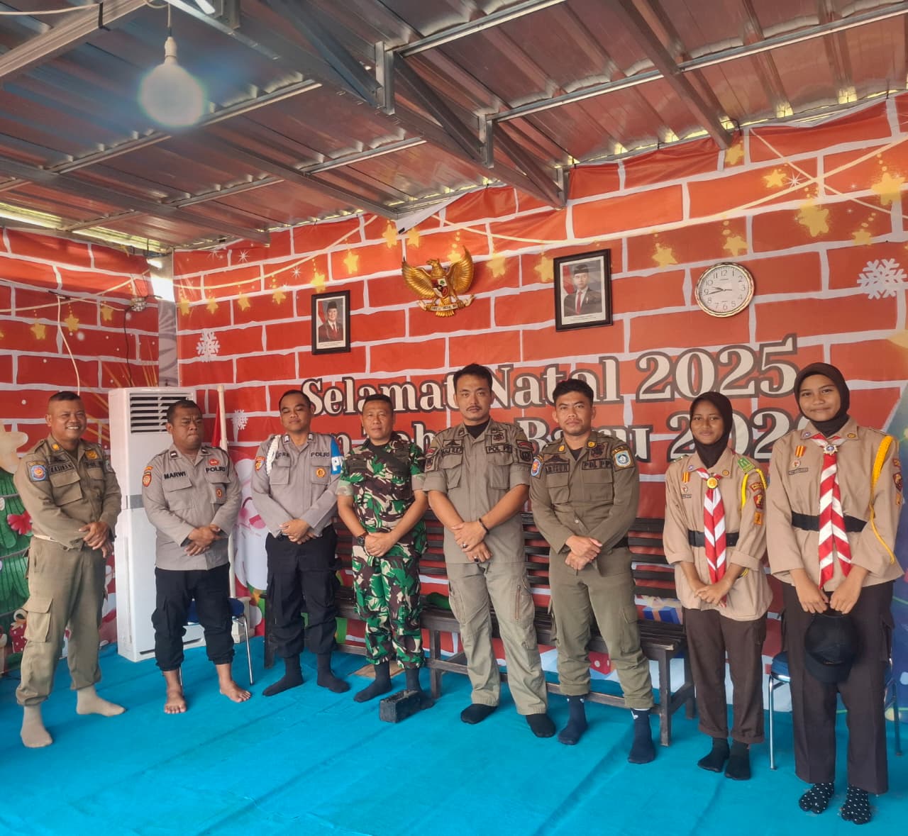 Amankan Arus Balik Nataru 2026, Babinsa Koramil Mentok Siaga di Pelabuhan Tanjung Kalian