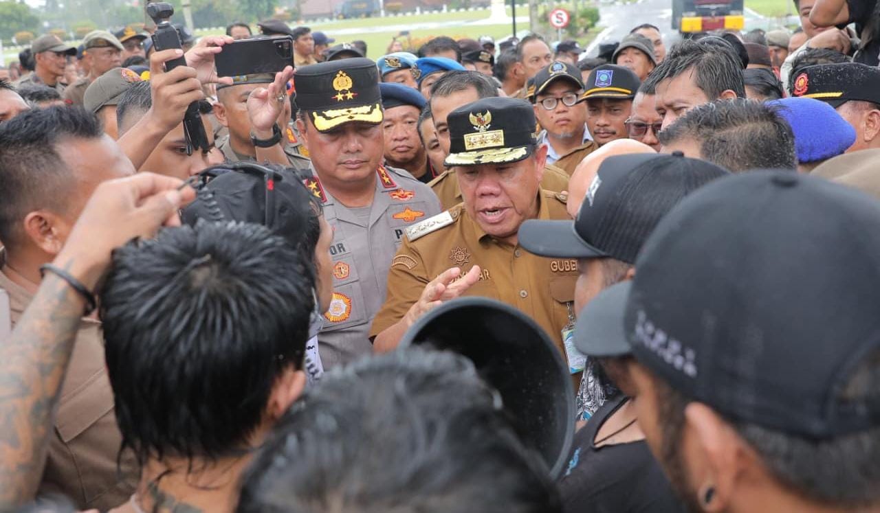 Temui Massa Aksi, Hidayat Arsani Janjikan Kepastian Hukum Soal Tambang Rakyat