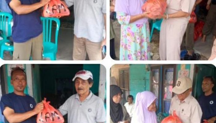 Wabup Bangka Barat Turun Langsung Salurkan Sembako ke Warga Kampung Tanjung