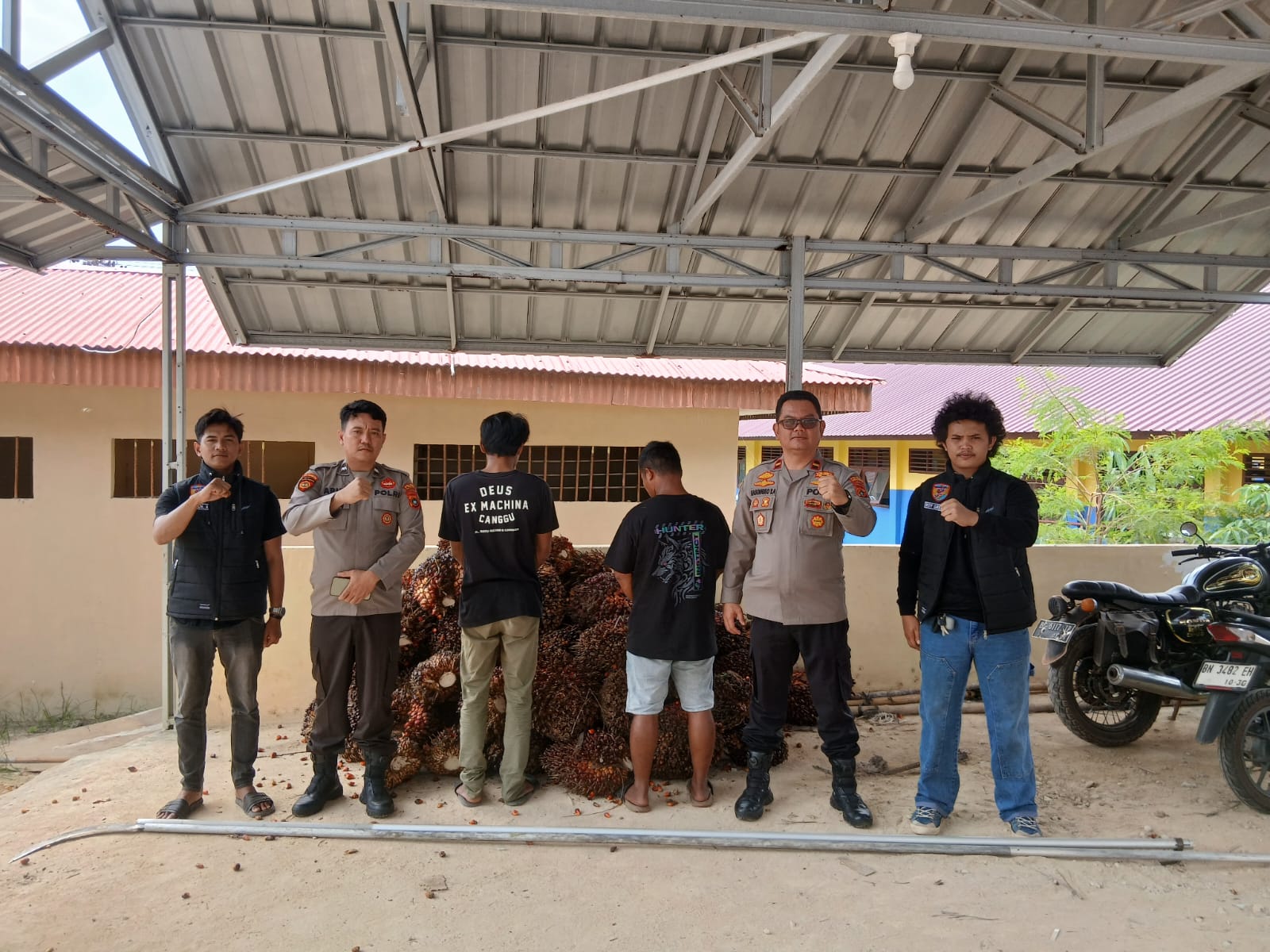 Gelapkan Sawit Perusahaan, Dua Buruh Kebun di Bangka Selatan Diciduk Polisi