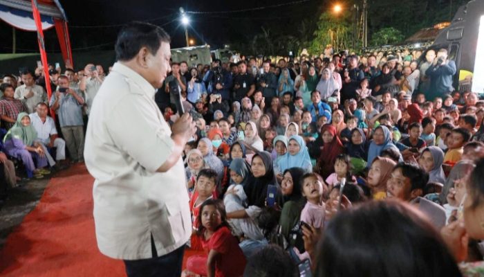 Suasana Malam Tahun Baru Remaja hingga Orang Tua Tapsel di Pengungsian Bareng Prabowo: Senang Sekali!