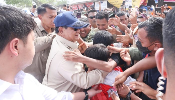Pemulihan Dipacu, Prabowo Ingatkan Sekolah, Puskesmas, dan Rumah Sakit Segera Difungsikan