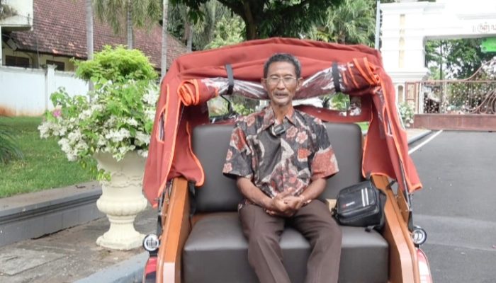 Doa Penarik Becak Lansia Tuban: Semoga Pak Prabowo Selalu Bisa Membuat Rakyatnya Tersenyum