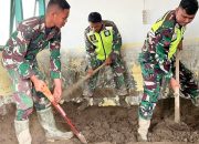 TNI AD dan Warga Bahu-membahu Bersihkan Rumah dan Pondok Bersalin Terdampak Bencana Banjir