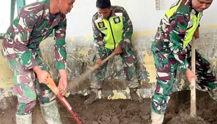 TNI AD dan Warga Bahu-membahu Bersihkan Rumah dan Pondok Bersalin Terdampak Bencana Banjir