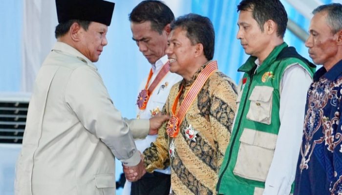 Bareng Petani di Karawang, Prabowo Umumkan Keberhasilan Indonesia Swasembada Pangan 2025