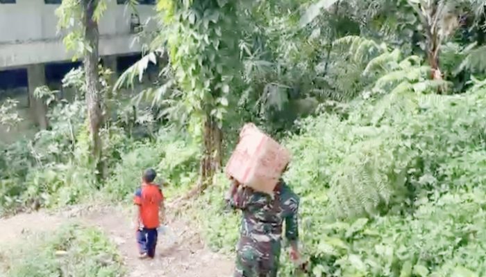 Pastikan Bantuan Sampai ke Desa, TNI Jalan Kaki Distribusikan Logistik Warga Terdampak Bencana