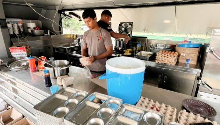 Dapur Umum Polri Terus Beroperasi Layani Pengungsi di Aceh Tamiang dan Sumbar