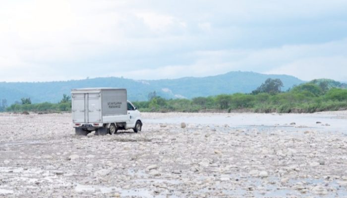 Seberangi Sungai, Petugas SPPG di Pedalaman NTT Bertaruh Nyawa Antar MBG, Harap Jembatan Dibangun