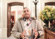 Mahasiswa Asal Papua Gembira Bertemu Prabowo di London, Berikan Karya Buku Terbarunya