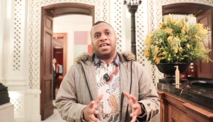 Mahasiswa Asal Papua Gembira Bertemu Prabowo di London, Berikan Karya Buku Terbarunya