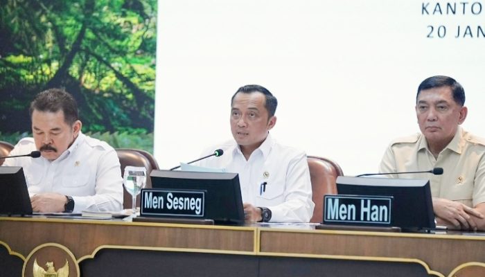 Sebelum Umumkan Pencabutan Izin Perusahaan Pelanggar Aturan, Mensesneg Sampaikan Duka Cita Kecelakaan Pesawat dan Bencana