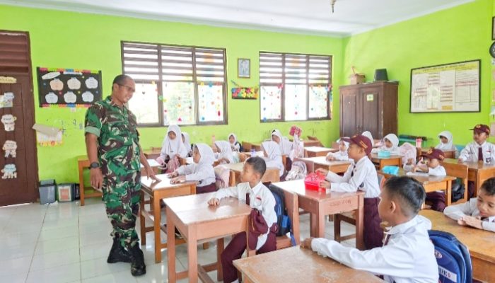 Babinsa Koramil 2307/Ciwandan Tanamkan Nilai Bela Negara Sejak Dini kepada Pelajar