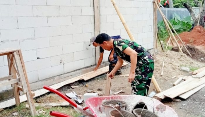 Babinsa Koramil 2305/Cinangka Gotong Royong Bangun Rumah Warga, Wujud Nyata Kepedulian TNI
