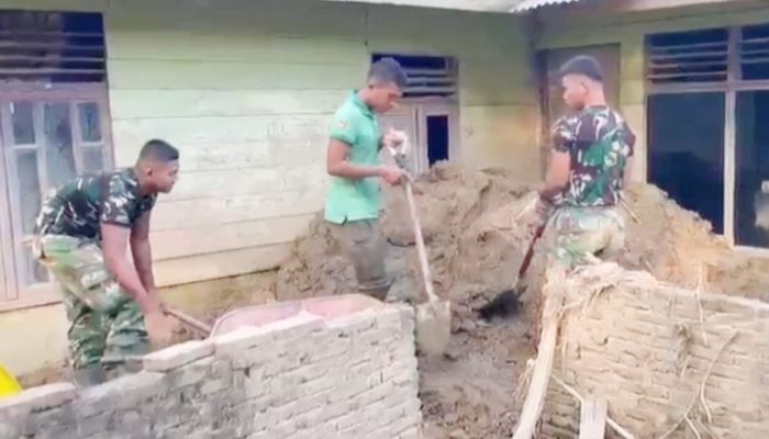 TNI Fokus Bersihkan Rumah Lansia di Lokasi Tedampak Bencana Sumatra