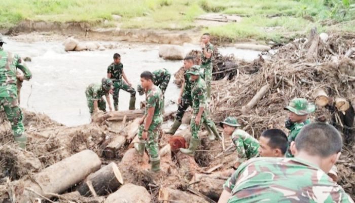 Sinergi TNI–Polri Percepat Pemulihan Sumbar: Bersihkan Pasar hingga Rumah Warga