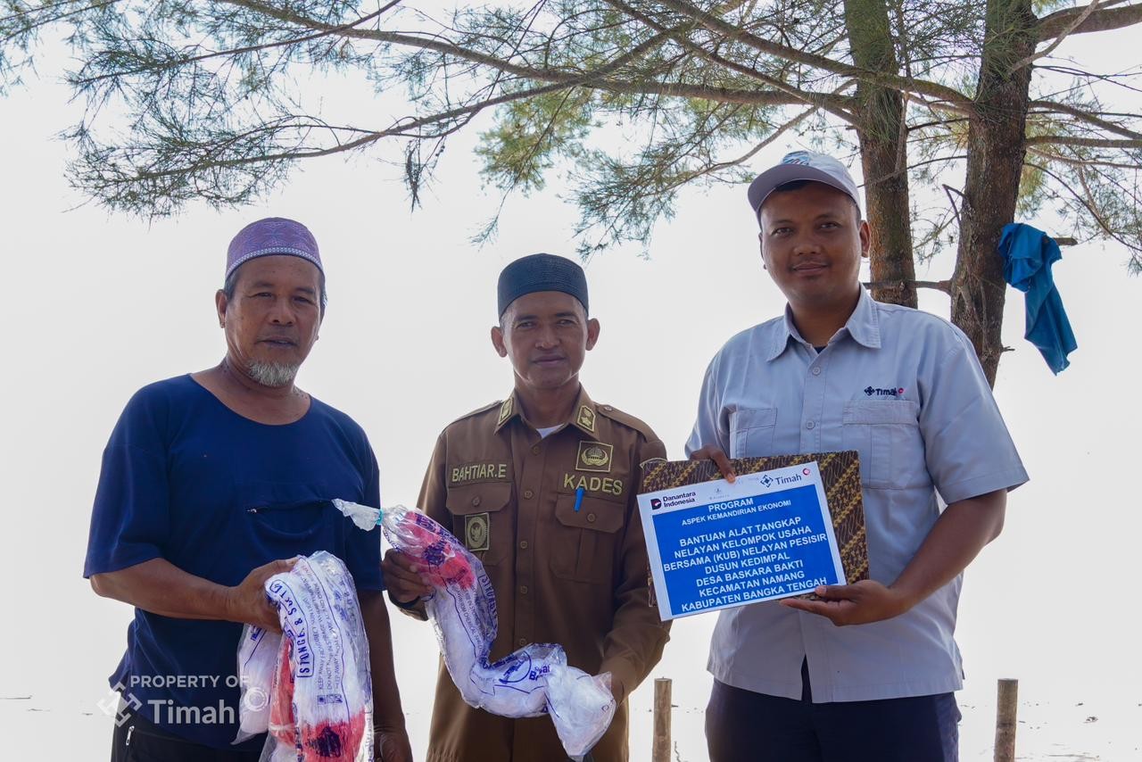 Dukung Nelayan Pesisir, PT Timah Salurkan Bantuan Alat Tangkap ke Desa Baskara Bakti