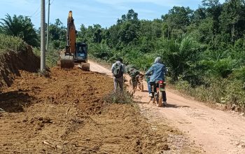 Sehari Usai Dibuka, Satgas TMMD Ke-127 Langsung Garap Infrastruktur di Pulau Lepar Desa Penutuk