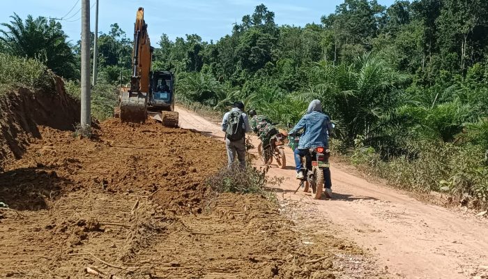 Sehari Usai Dibuka, Satgas TMMD Ke-127 Langsung Garap Infrastruktur di Pulau Lepar Desa Penutuk