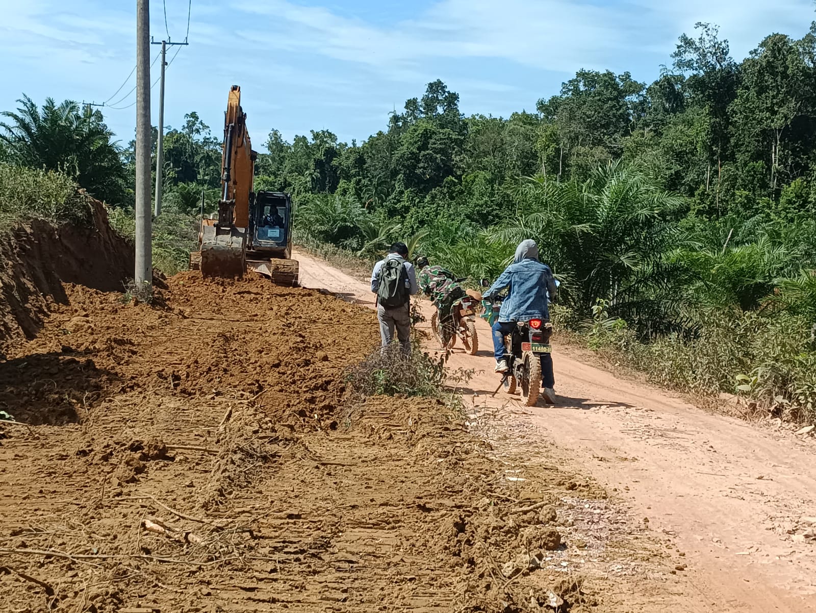 Sehari Usai Dibuka, Satgas TMMD Ke-127 Langsung Garap Infrastruktur di Pulau Lepar Desa Penutuk