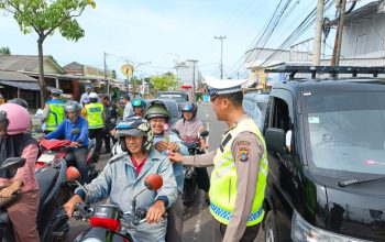 Dikira Razia, Pengendara di Simpang Nanas Toboali Justru Dapat Helm Gratis dari Satlantas Basel